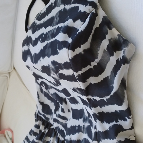 Guess Sleeveless Black/ White Dress with Elastisized Back, Size 6 (+) - Picture 8 of 8